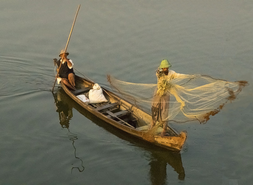 6- Fisherman Throws Net