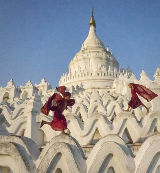 1- Young Monks Running On Hainbyume Pagoda