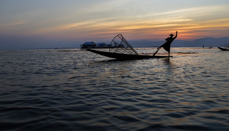 49- Sunset Inle